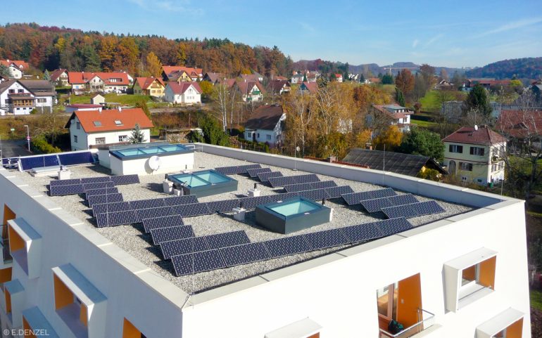 Photovoltaikanlage am Flach-Dach eines Wohngebäudes