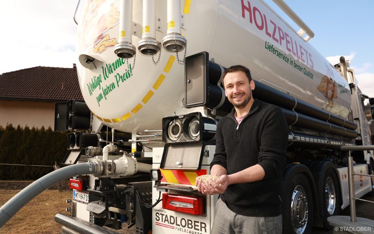 Gernot Stadlober vor seinem Pellets-Tankwagen